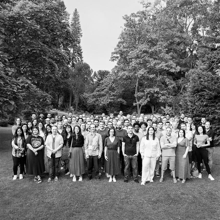 Schwarz-Weiß-Foto der Mitarbeiter der Blueway Group (50 Personen)